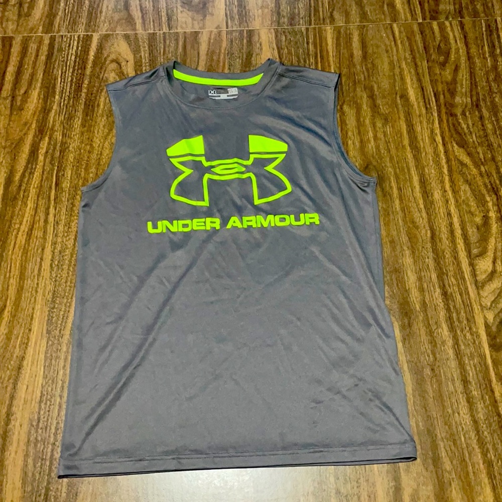 Under Armor YLG running shirt loose fabric
